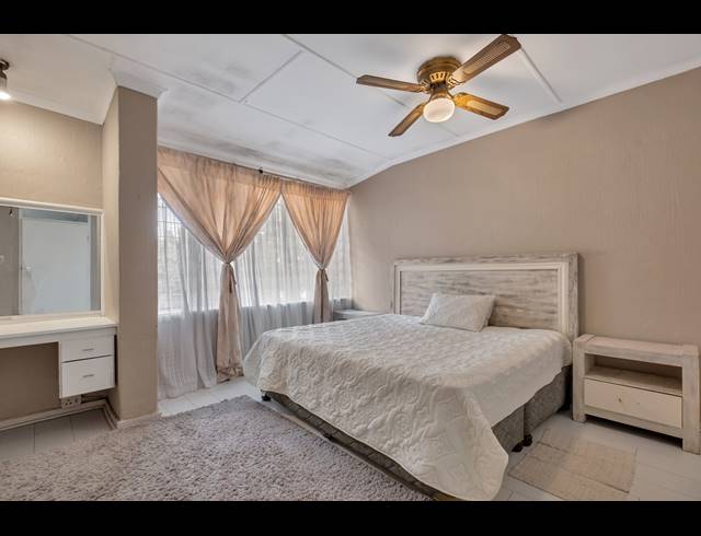 2 BEDROOM TOWNHOUSE FOR SALE IN WINDSOR WEST